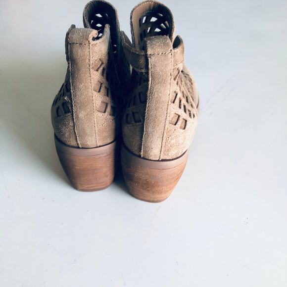 Crown Vintage Women's 7M Cut Out Perforated Taupe Tan Suede Bootie - Picture 4 of 9